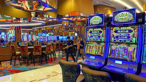 are drinks free at hollywood casino